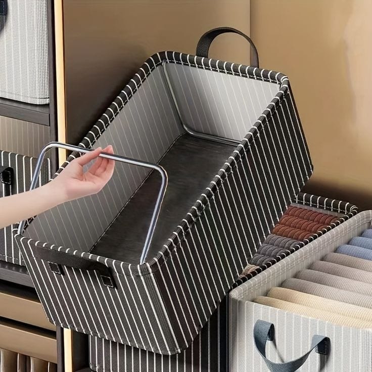 Striped closet organiser for t-shirts and leggings