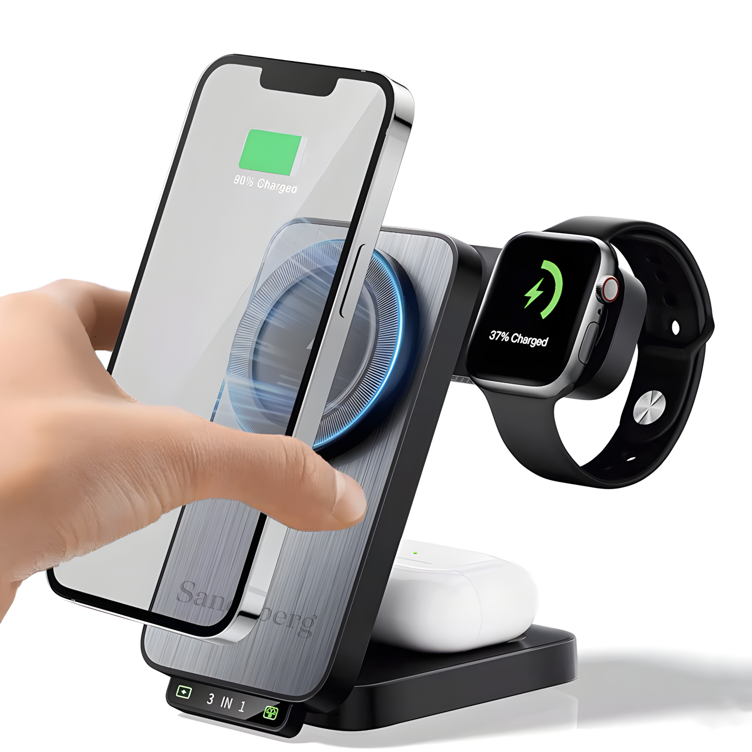 Hand plaatst een iPhone op een zilveren 3-in-1 Sandsberg draadloze oplader met Apple Watch en AirPods die gelijktijdig opladen.