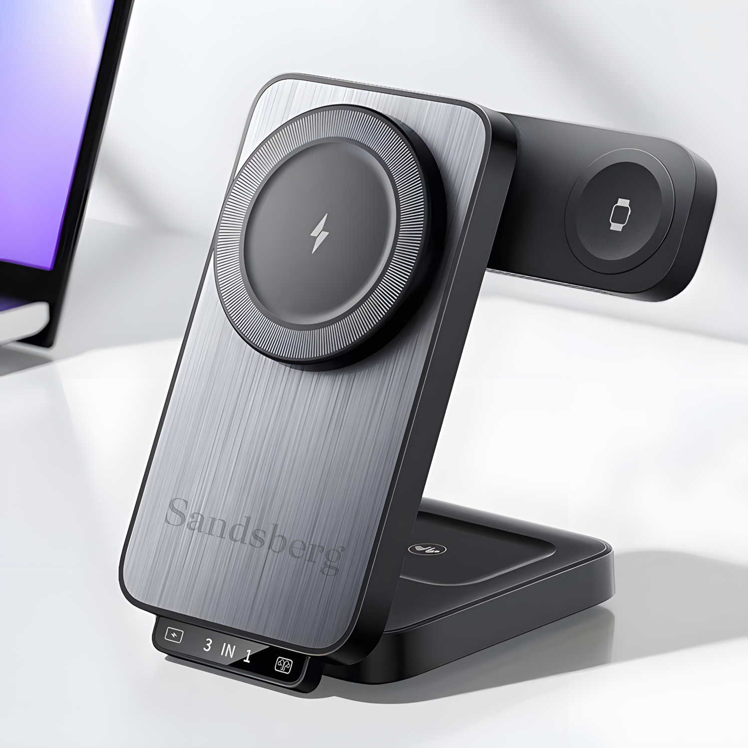 Zwarte 3-in-1 draadloze oplader van Sandsberg met metalen afwerking, gepresenteerd tegen een lichte achtergrond.