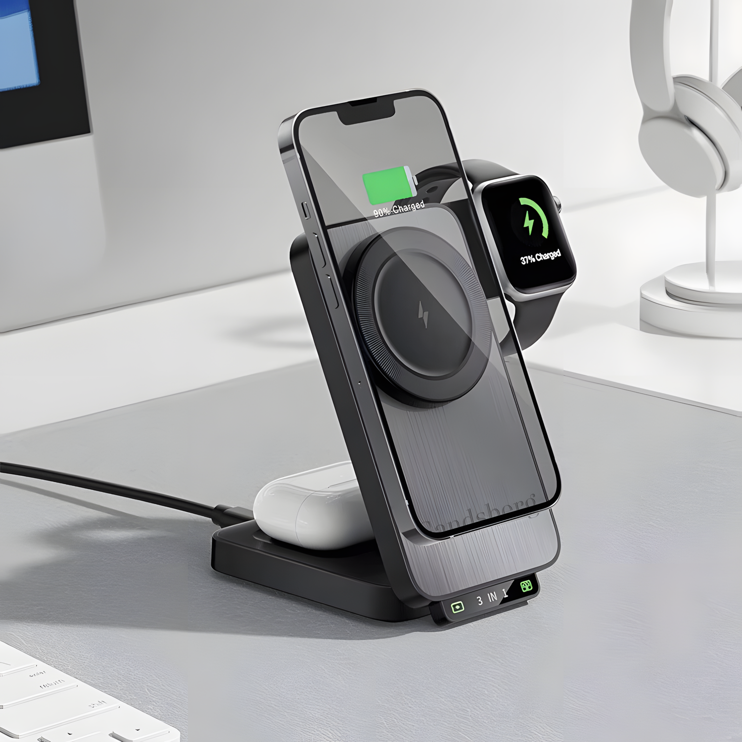 Zwarte 3-in-1 Sandsberg oplader op bureau laadt iPhone, Apple Watch en AirPods tegelijk op