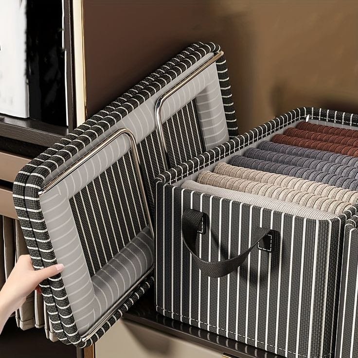 Striped closet organiser for t-shirts and leggings